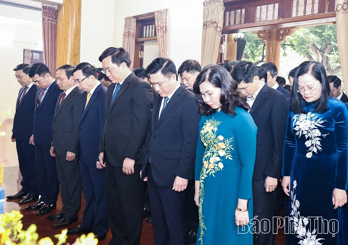 Lãnh đạo tỉnh dâng hương tại Nhà lưu niệm Bác Hồ và Đài tưởng niệm các Anh hùng liệt sĩ Vĩnh Phúc