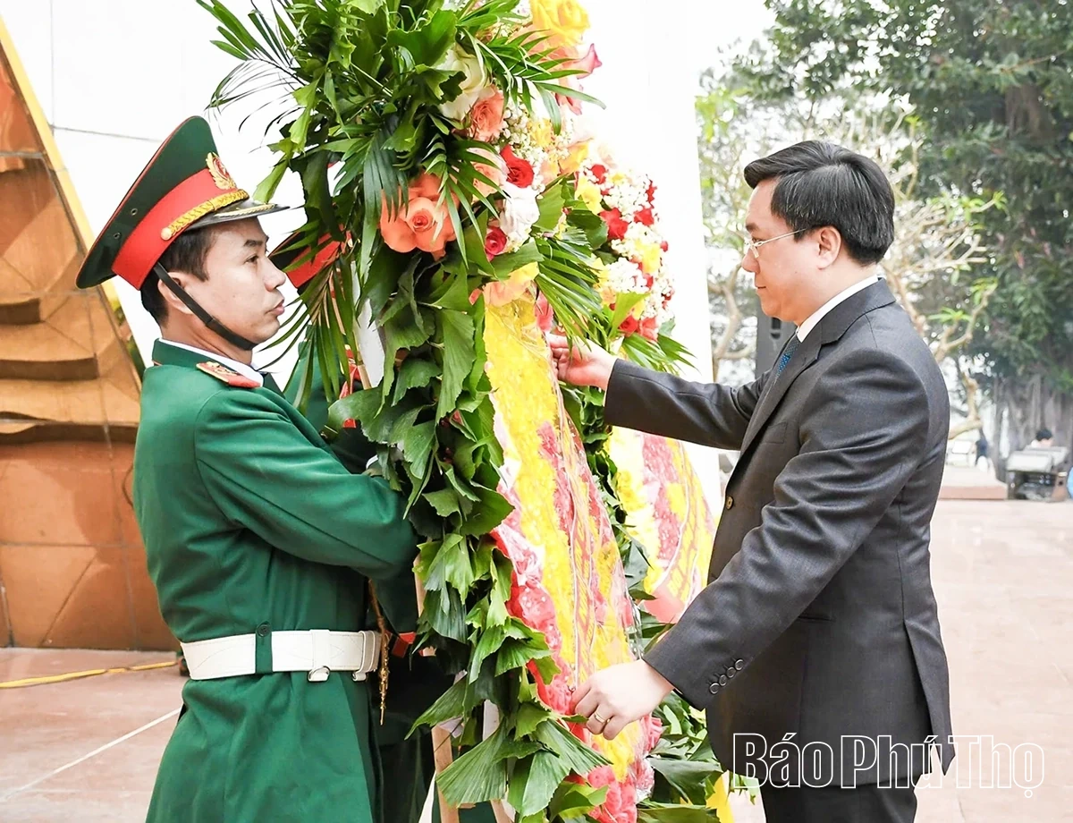 Lãnh đạo tỉnh dâng hương tại Nhà lưu niệm Bác Hồ và Đài tưởng niệm các Anh hùng liệt sĩ Vĩnh Phúc