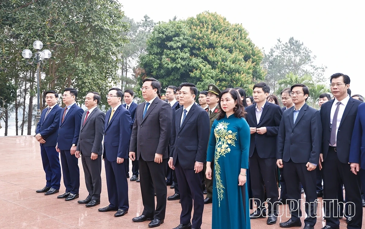 Lãnh đạo tỉnh dâng hương tại Nhà lưu niệm Bác Hồ và Đài tưởng niệm các Anh hùng liệt sĩ Vĩnh Phúc