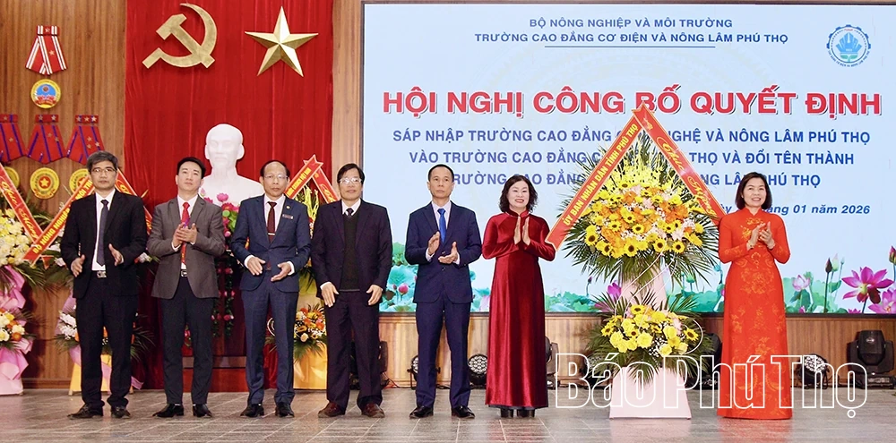 Lễ Công bố quyết định về tổ chức cán bộ Trường Cao đẳng Cơ điện và Nông Lâm Phú Thọ