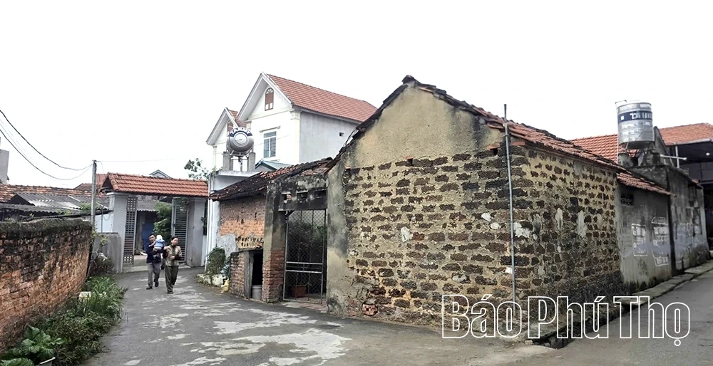 Làng đá ong trăm tuổi giữa miền đất cổ