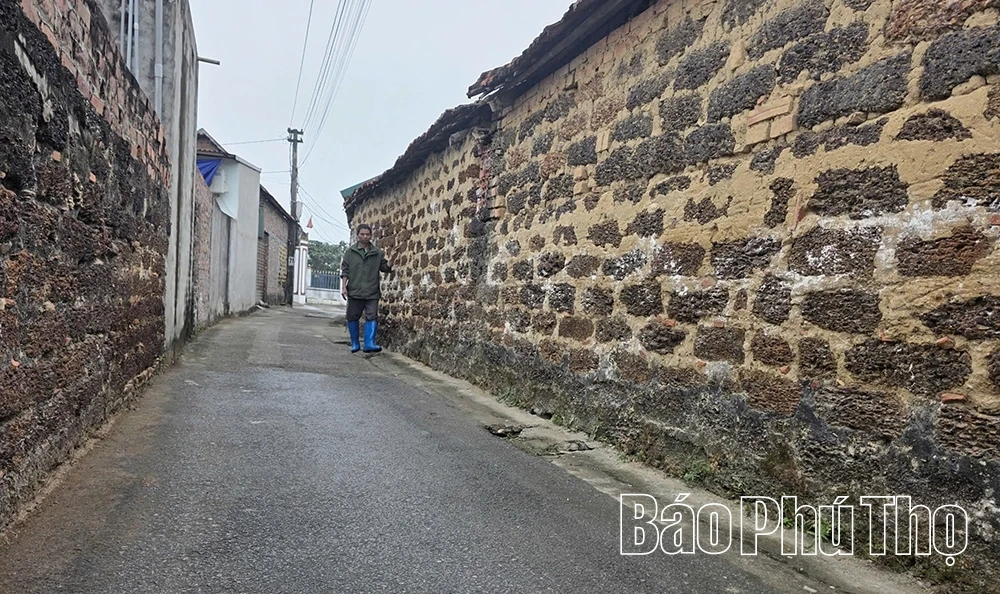 Làng đá ong trăm tuổi giữa miền đất cổ