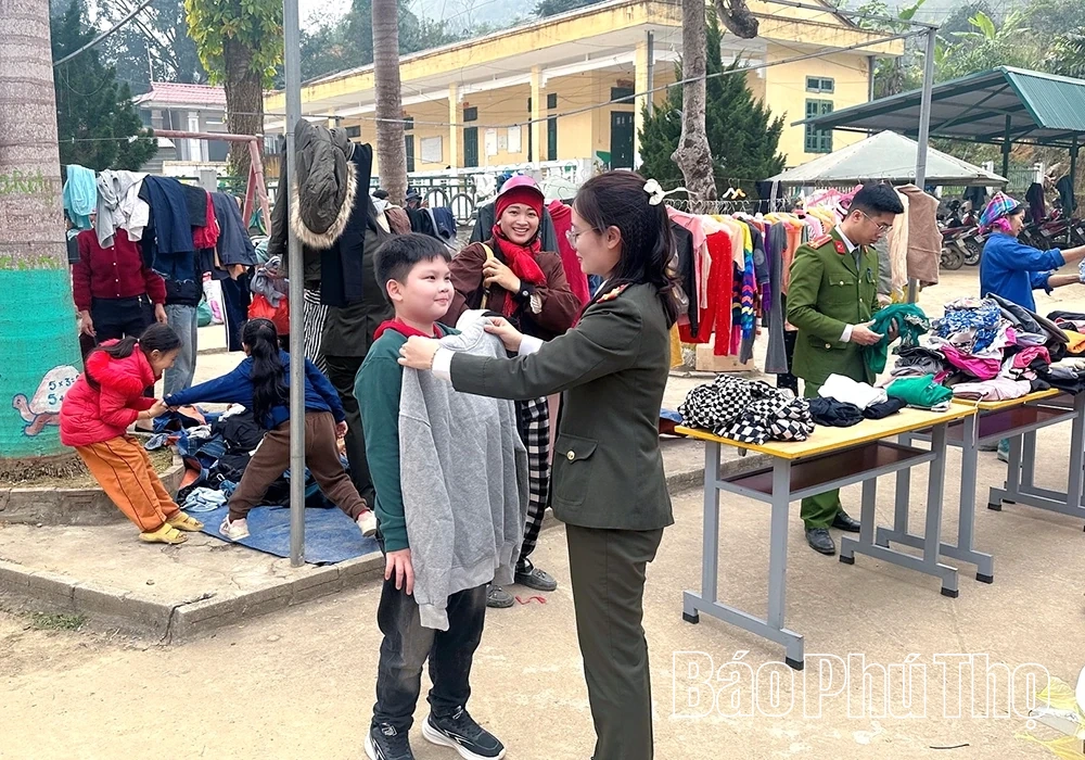 Tặng quà cho học sinh vùng khó khăn xã Cao Sơn