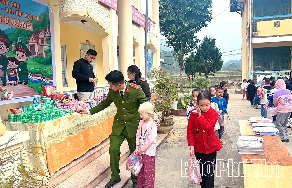 Tặng quà cho học sinh vùng khó khăn xã Cao Sơn