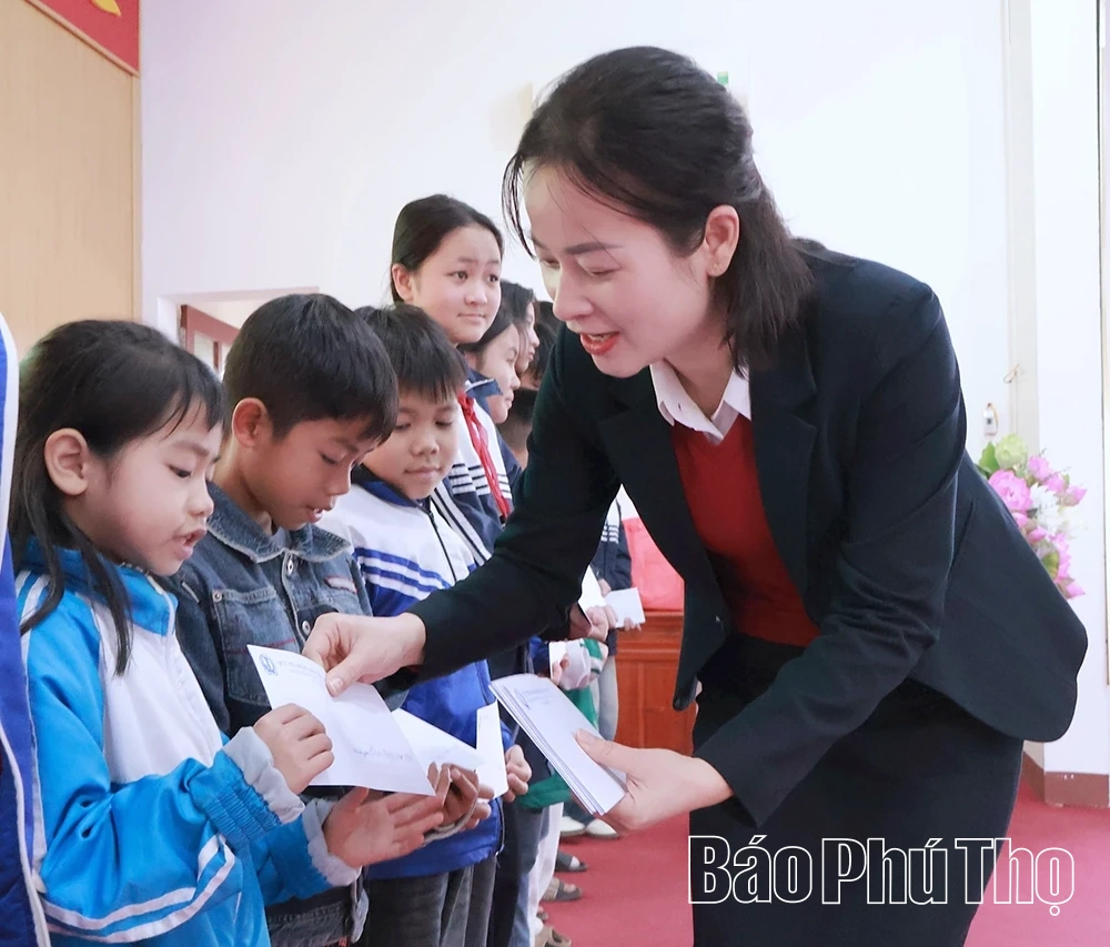 Hùng Việt chăm lo Tết cho người nghèo