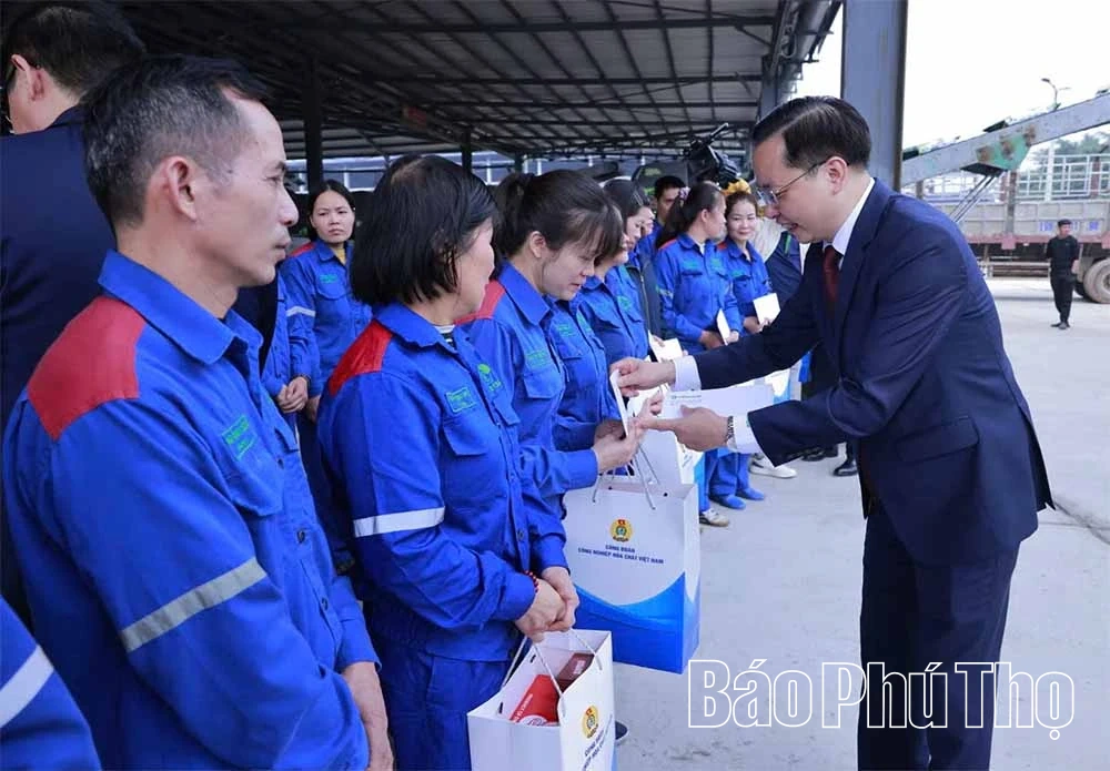 Tập đoàn Hoá chất Việt Nam thăm, chúc Tết và tặng quà cho người lao động