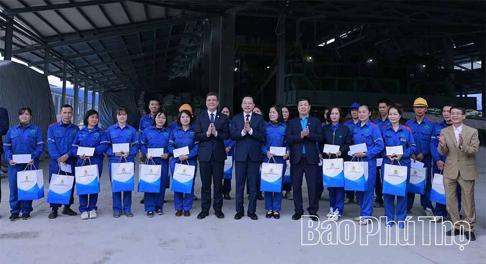 Tập đoàn Hoá chất Việt Nam thăm, chúc Tết và tặng quà cho người lao động