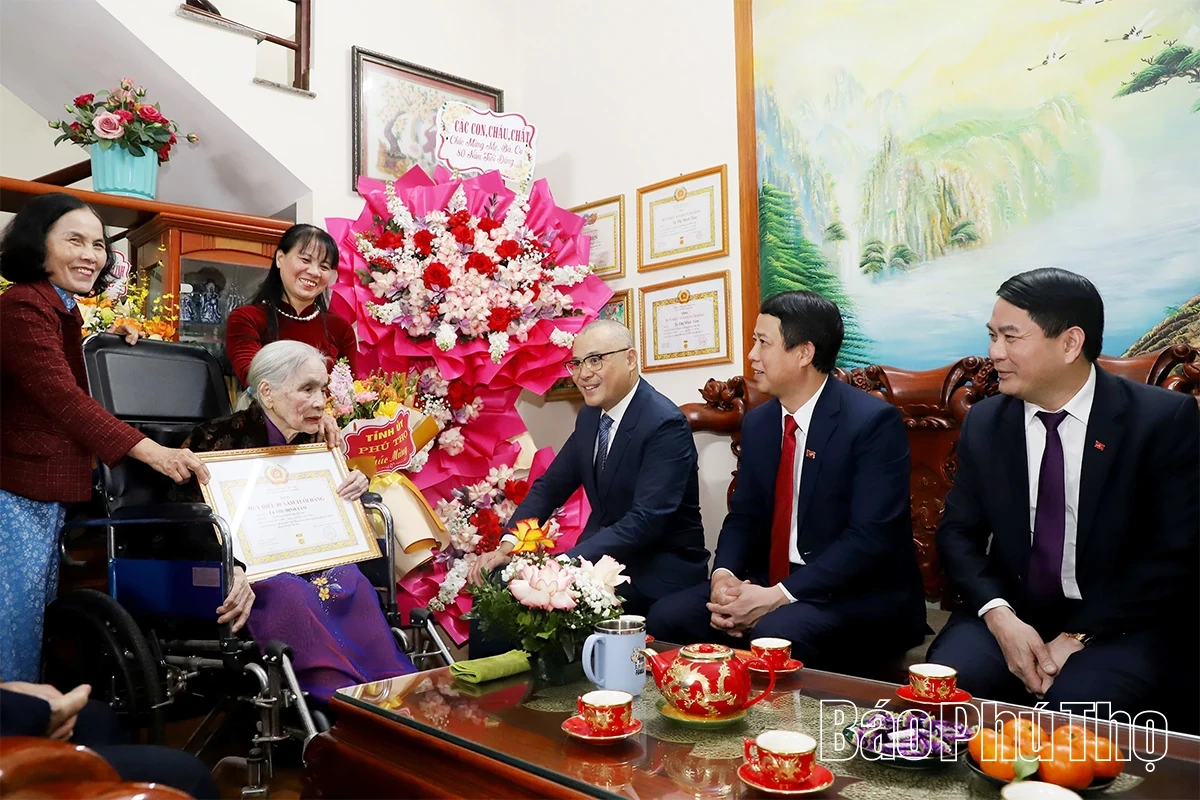 Bí thư Tỉnh ủy Phạm Đại Dương trao Huy hiệu 80 năm tuổi Đảng tại phường Việt Trì