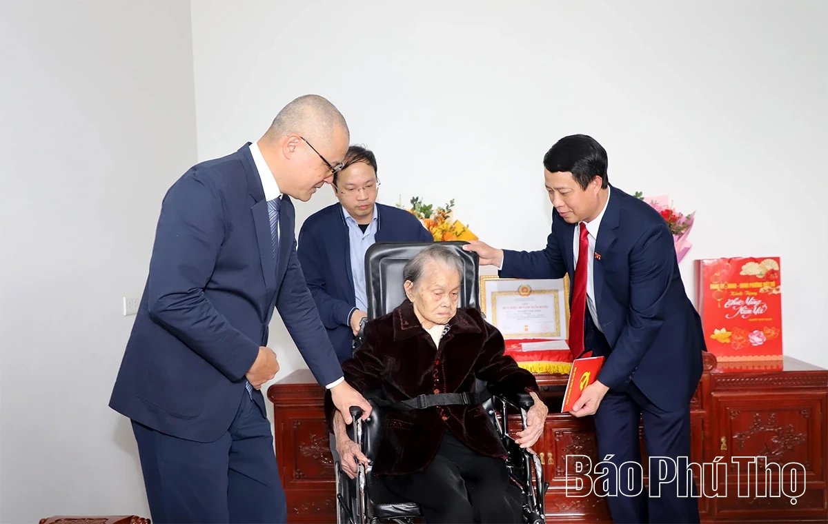 Bí thư Tỉnh ủy Phạm Đại Dương trao Huy hiệu 80 năm tuổi Đảng tại phường Việt Trì