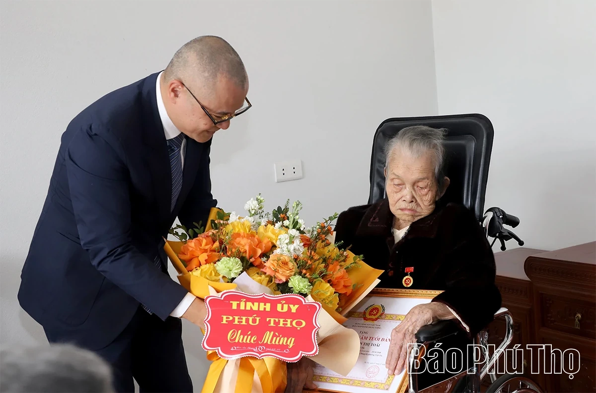 Bí thư Tỉnh ủy Phạm Đại Dương trao Huy hiệu 80 năm tuổi Đảng tại phường Việt Trì