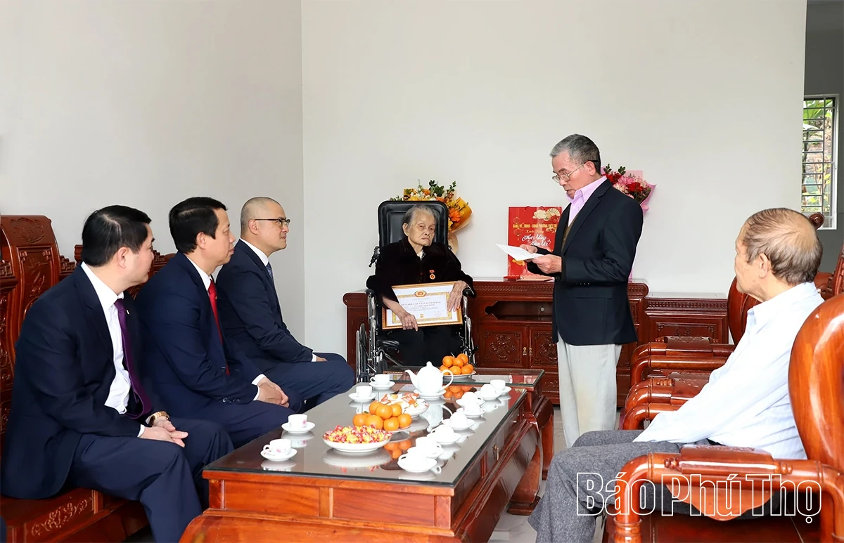 Bí thư Tỉnh ủy Phạm Đại Dương trao Huy hiệu 80 năm tuổi Đảng tại phường Việt Trì