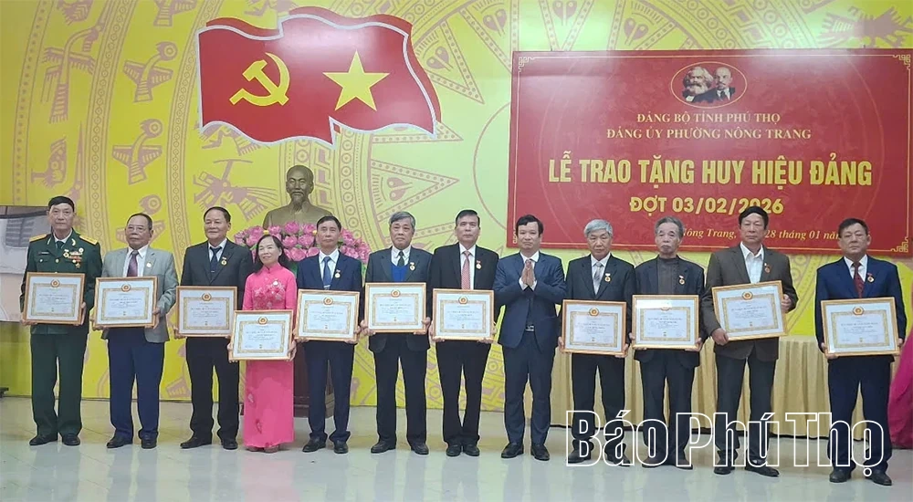 Trao Huy hiệu Đảng cho 84 đảng viên Đảng bộ phường Nông Trang