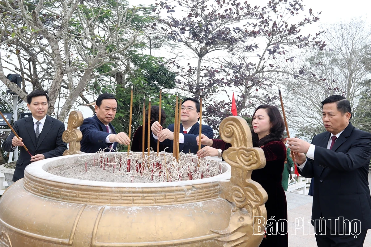 Lãnh đạo tỉnh dâng hương tưởng niệm Chủ tịch Hồ Chí Minh và các Anh hùng liệt sĩ nhân dịp Tết Bính Ngọ 2026