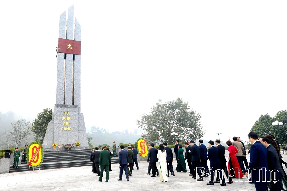 Lãnh đạo tỉnh dâng hương tưởng niệm Chủ tịch Hồ Chí Minh và các Anh hùng liệt sĩ nhân dịp Tết Bính Ngọ 2026