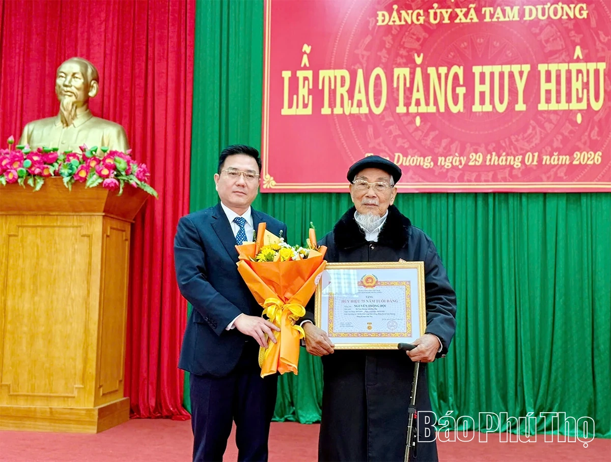 Phó Chủ tịch UBND tỉnh Vũ Việt Văn trao Huy hiệu Đảng cho đảng viên