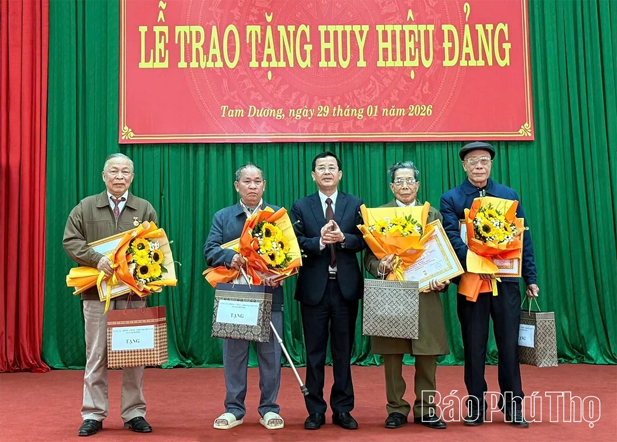 Phó Chủ tịch UBND tỉnh Vũ Việt Văn trao Huy hiệu Đảng cho đảng viên