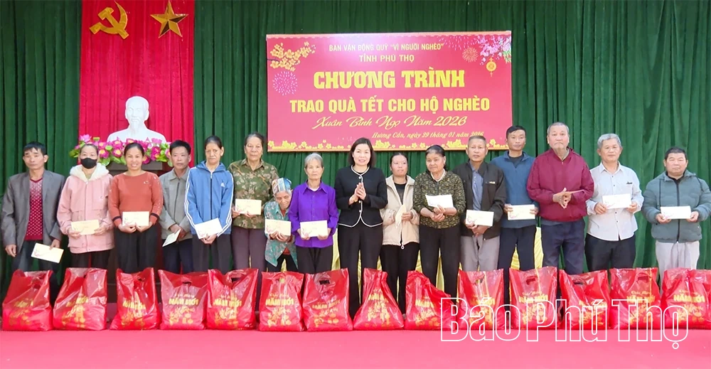 Trao quà Tết cho các hộ nghèo tại xã Hương Cần