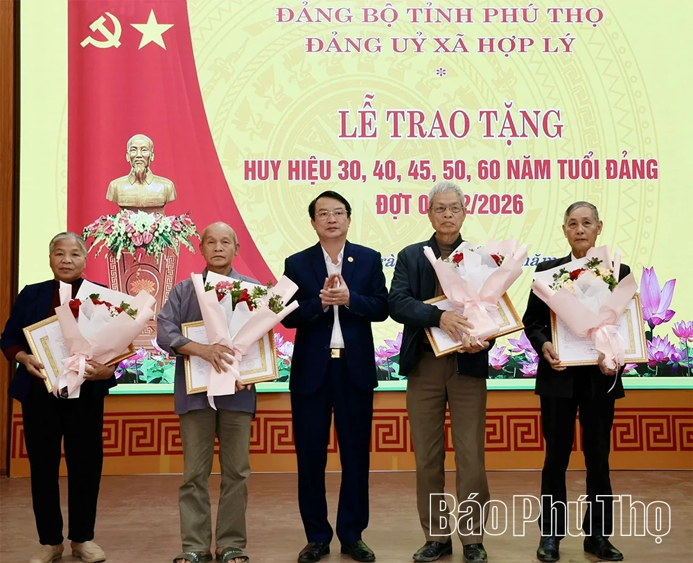 Trưởng Ban Tuyên giáo và Dân vận Tỉnh ủy trao Huy hiệu Đảng tặng đảng viên xã Hợp Lý