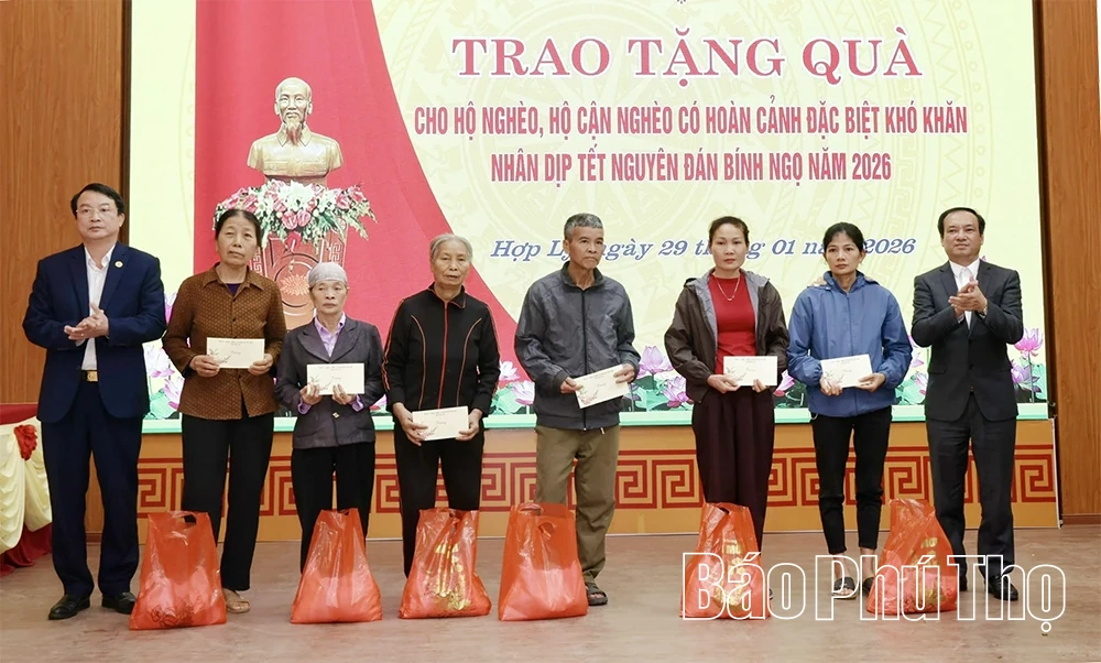 Trưởng Ban Tuyên giáo và Dân vận Tỉnh ủy trao Huy hiệu Đảng tặng đảng viên xã Hợp Lý