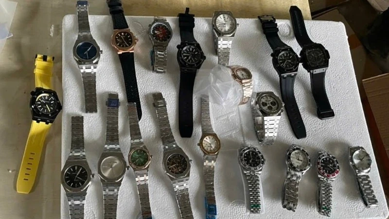 Ngăn chặn lô hàng đồng hồ quá cảnh nghi giả mạo nhãn hiệu lớn tại cửa khẩu Trà Lĩnh