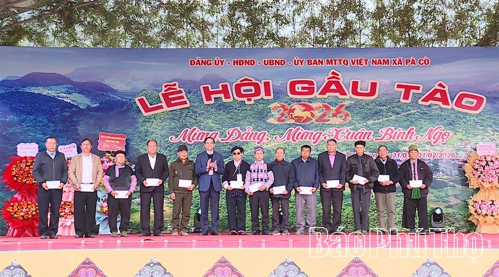 Trao quà Tết tặng người có uy tín trong đồng bào dân tộc thiểu số