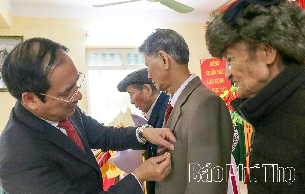 Trao tặng Huy hiệu Đảng đợt 3/2 cho 31 đảng viên