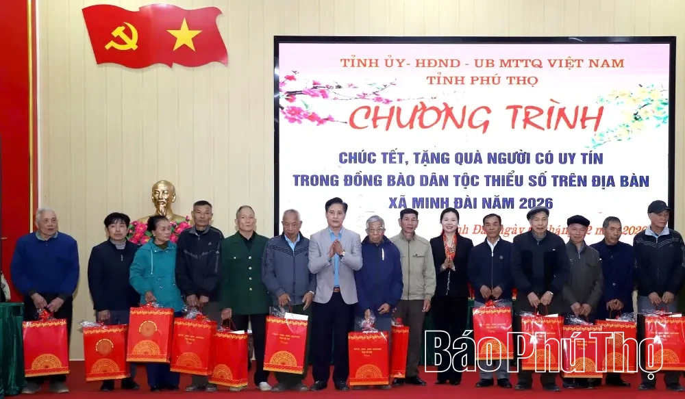 Phó Bí thư Tỉnh ủy Bùi Thị Minh chúc Tết, tặng quà người có uy tín tại các xã Long Cốc, Minh Đài