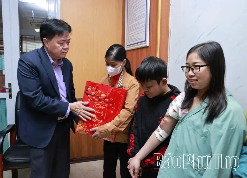 Trao quà Tết cho các bệnh nhân, gia đình có hoàn cảnh khó khăn