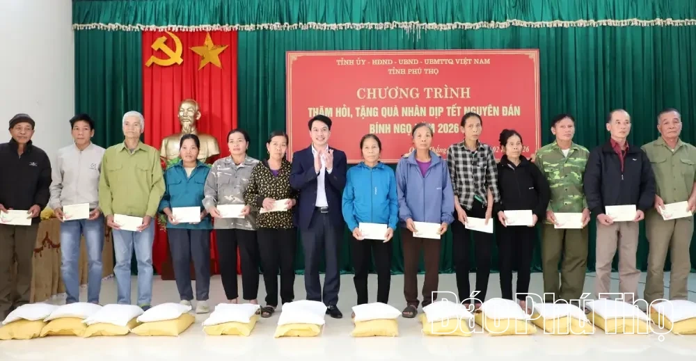 Phó Bí thư Thường trực Tỉnh ủy Bùi Văn Quang trao quà Tết cho các hộ gia đình chính sách