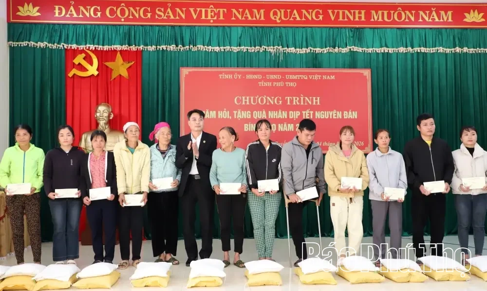 Phó Bí thư Thường trực Tỉnh ủy Bùi Văn Quang trao quà Tết cho các hộ gia đình chính sách