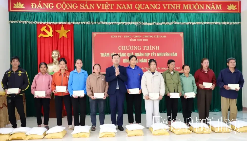 Phó Bí thư Thường trực Tỉnh ủy Bùi Văn Quang trao quà Tết cho các hộ gia đình chính sách