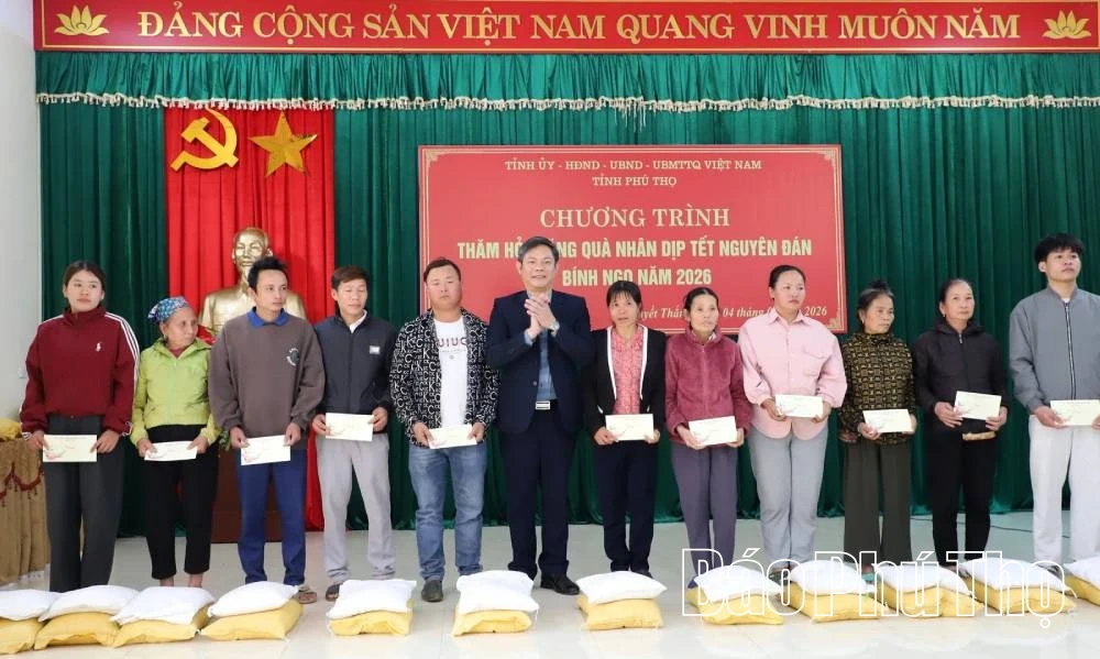 Phó Bí thư Thường trực Tỉnh ủy Bùi Văn Quang trao quà Tết cho các hộ gia đình chính sách