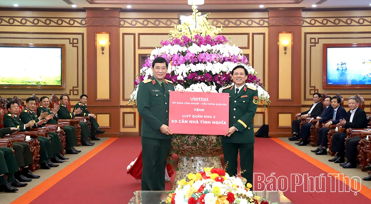 Chủ tịch nước Lương Cường thăm, chúc Tết cán bộ, chiến sĩ lực lượng vũ trang Quân khu 2