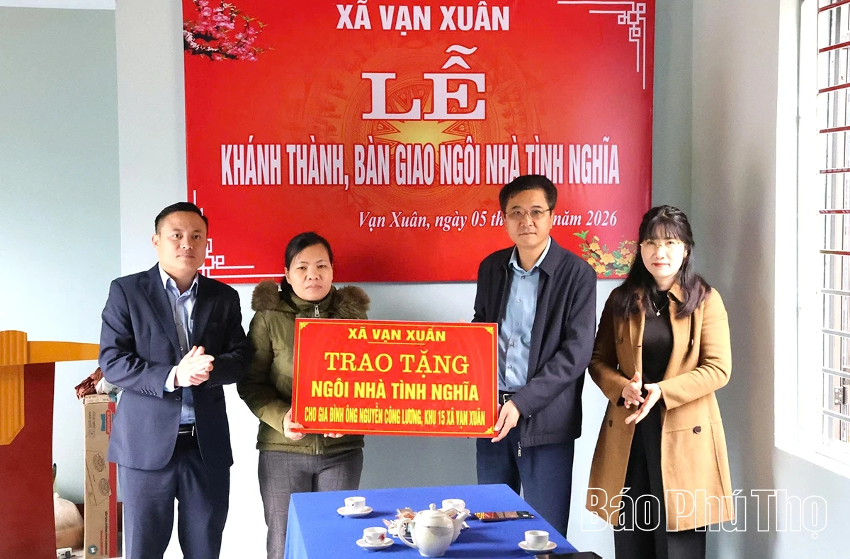 Xã Vạn Xuân trao nhà tình nghĩa cho hộ nghèo