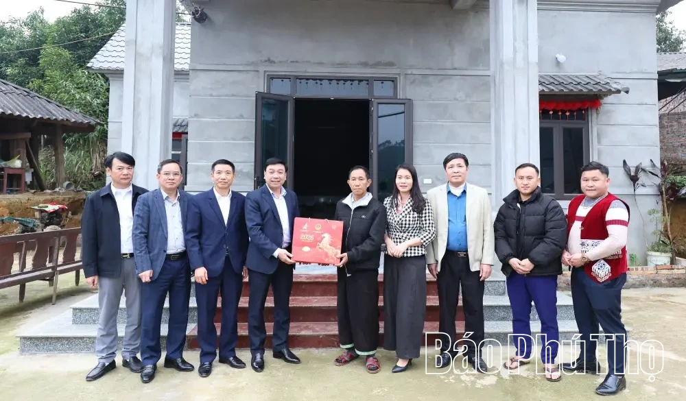 Tặng 115 suất quà cho hộ nghèo xã Thu Cúc