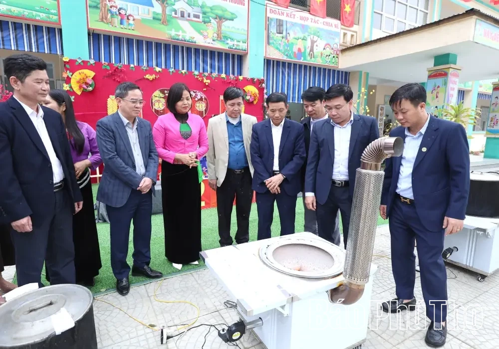 Tặng 115 suất quà cho hộ nghèo xã Thu Cúc