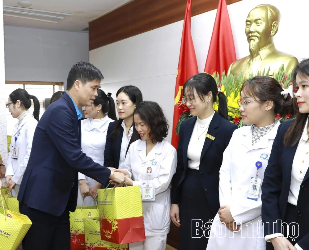 Trao 97 suất quà Tết tặng đoàn viên, người lao động hoàn cảnh khó khăn