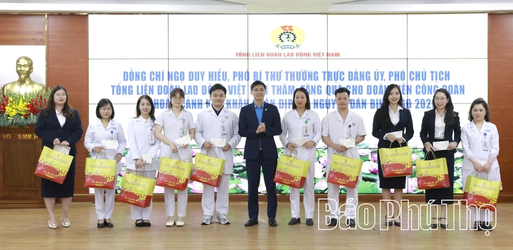 Trao 97 suất quà Tết tặng đoàn viên, người lao động hoàn cảnh khó khăn