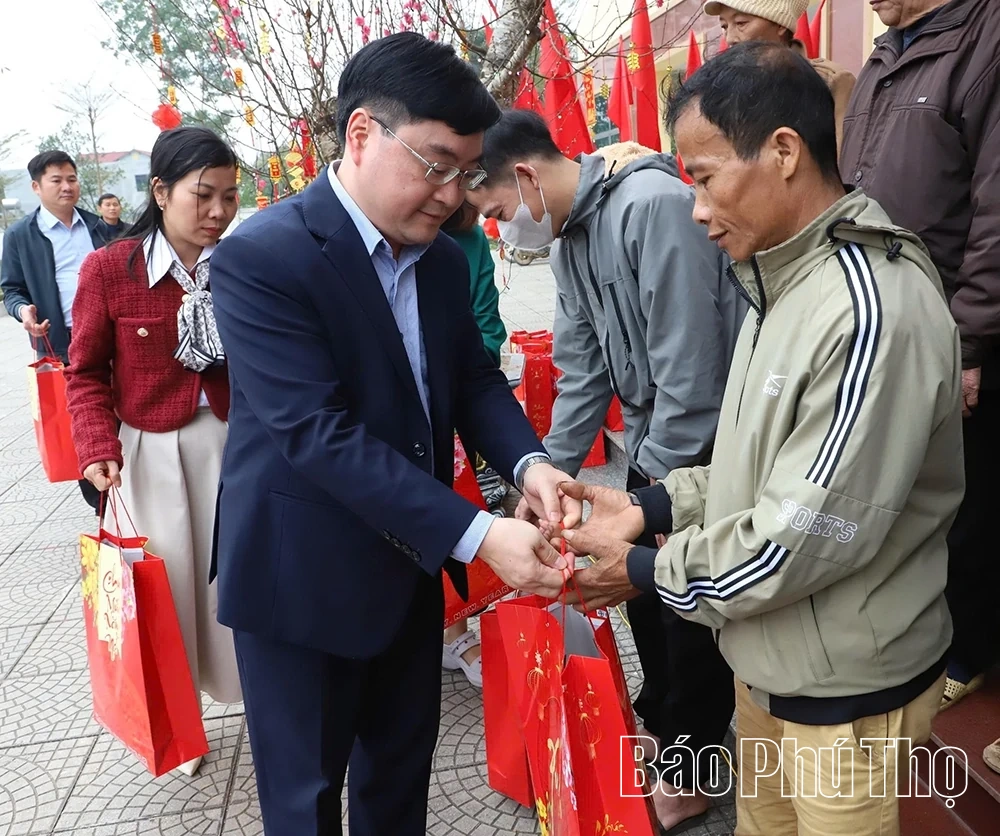 Trao gần 200 suất quà Tết tặng hộ nghèo, trẻ mồ côi tại xã Nật Sơn