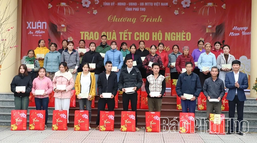 Trao gần 200 suất quà Tết tặng hộ nghèo, trẻ mồ côi tại xã Nật Sơn