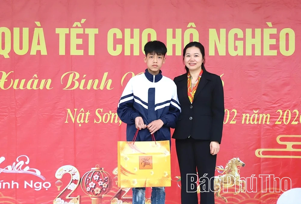 Trao gần 200 suất quà Tết tặng hộ nghèo, trẻ mồ côi tại xã Nật Sơn