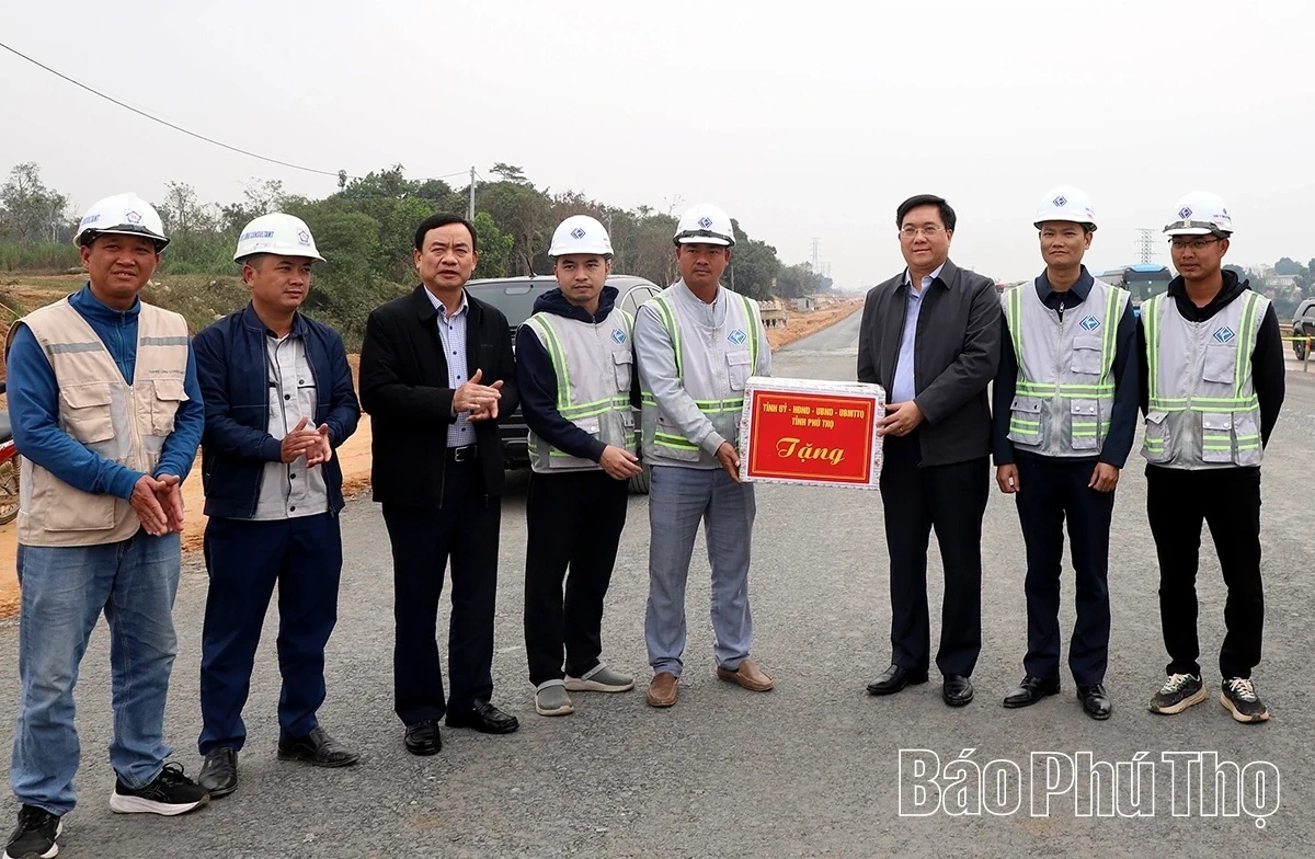Chairman of Provincial Peoples Committee Tran Duy Dong inspects the progress of several transport projects in the province