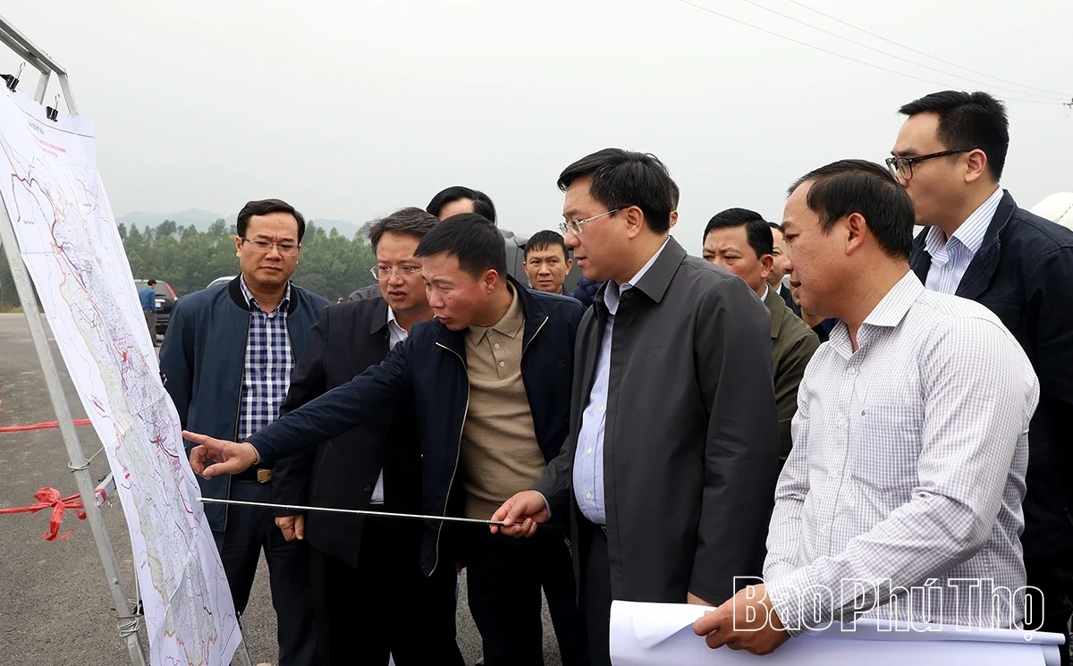 Chairman of Provincial Peoples Committee Tran Duy Dong inspects the progress of several transport projects in the province