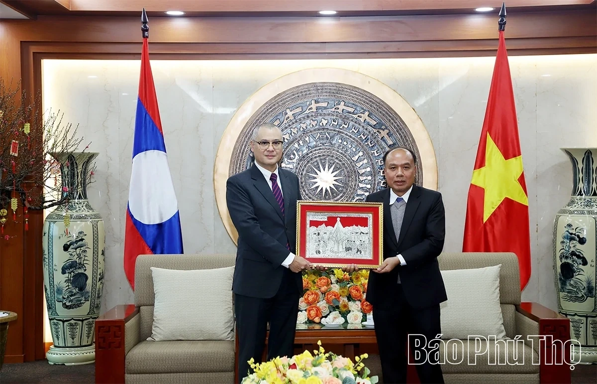 Provincial Party Secretary Receives Delegation from Houaphanh Province