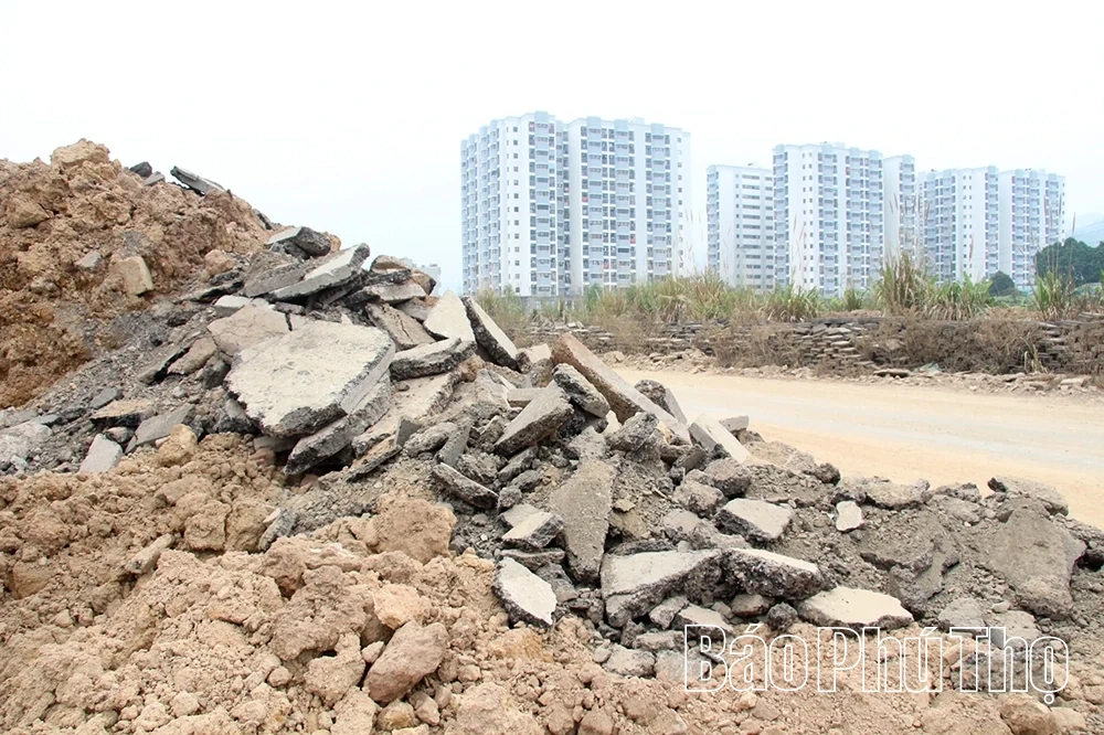 Nhức nhối tình trạng đổ đất đá, rác thải xây dựng trái phép gần Quảng trường Hòa Bình