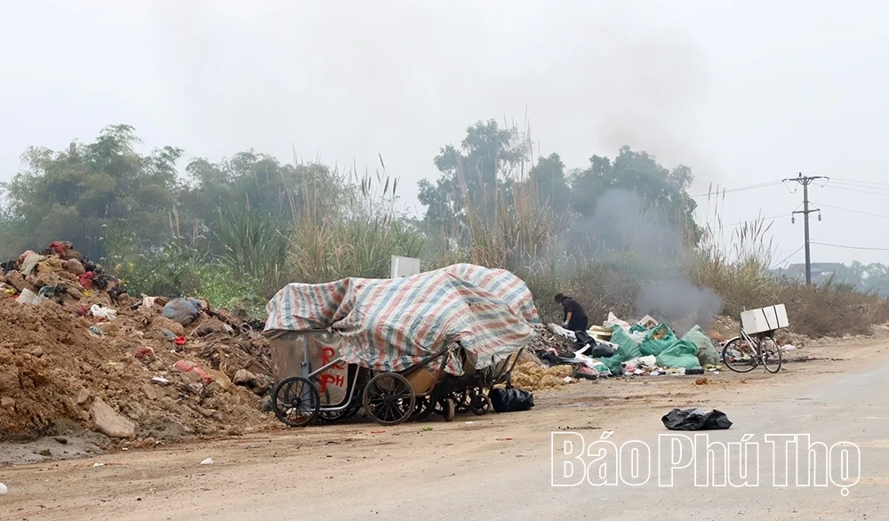 Nhức nhối tình trạng đổ đất đá, rác thải xây dựng trái phép gần Quảng trường Hòa Bình