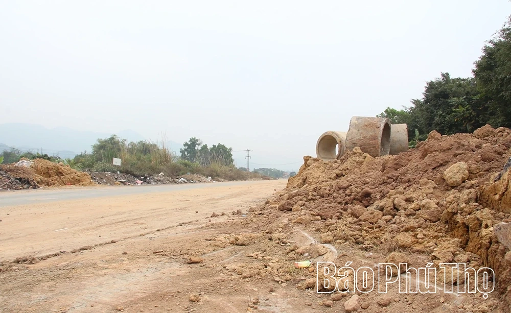 Nhức nhối tình trạng đổ đất đá, rác thải xây dựng trái phép gần Quảng trường Hòa Bình