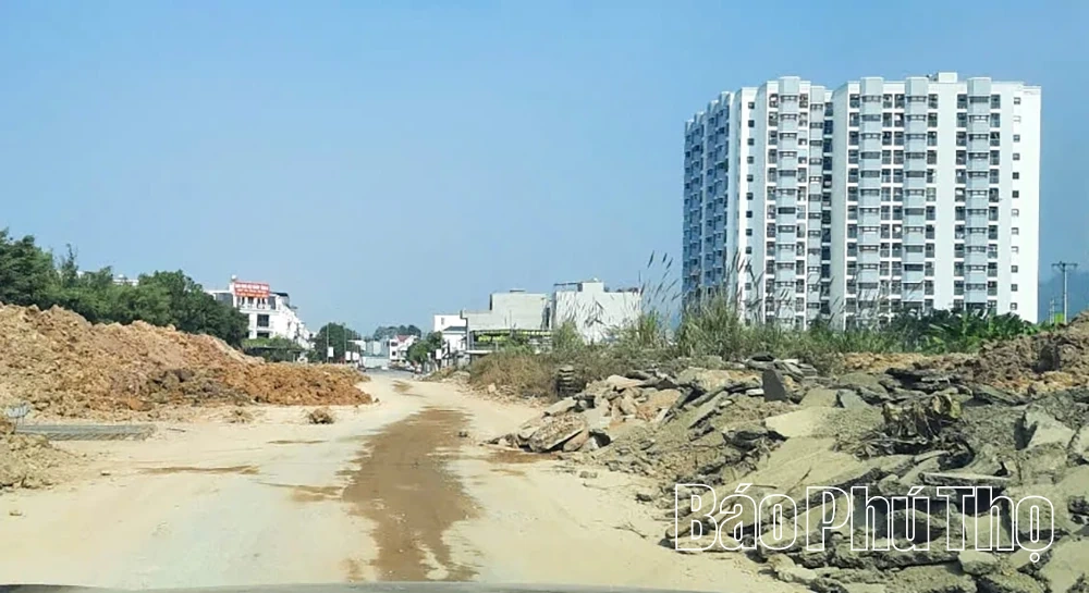 Nhức nhối tình trạng đổ đất đá, rác thải xây dựng trái phép gần Quảng trường Hòa Bình