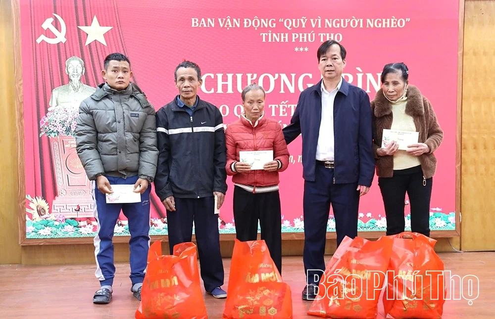 Phó Chủ tịch UBND tỉnh Phùng Thị Kim Nga trao quà Tết tặng các hộ nghèo xã Tam Sơn