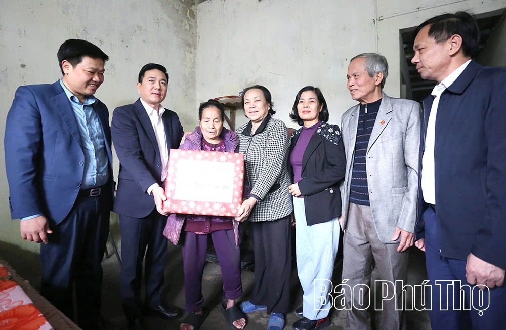 Phó Chủ tịch UBND tỉnh Vũ Việt Văn chúc Tết, tặng quà tại phường Thanh Miếu